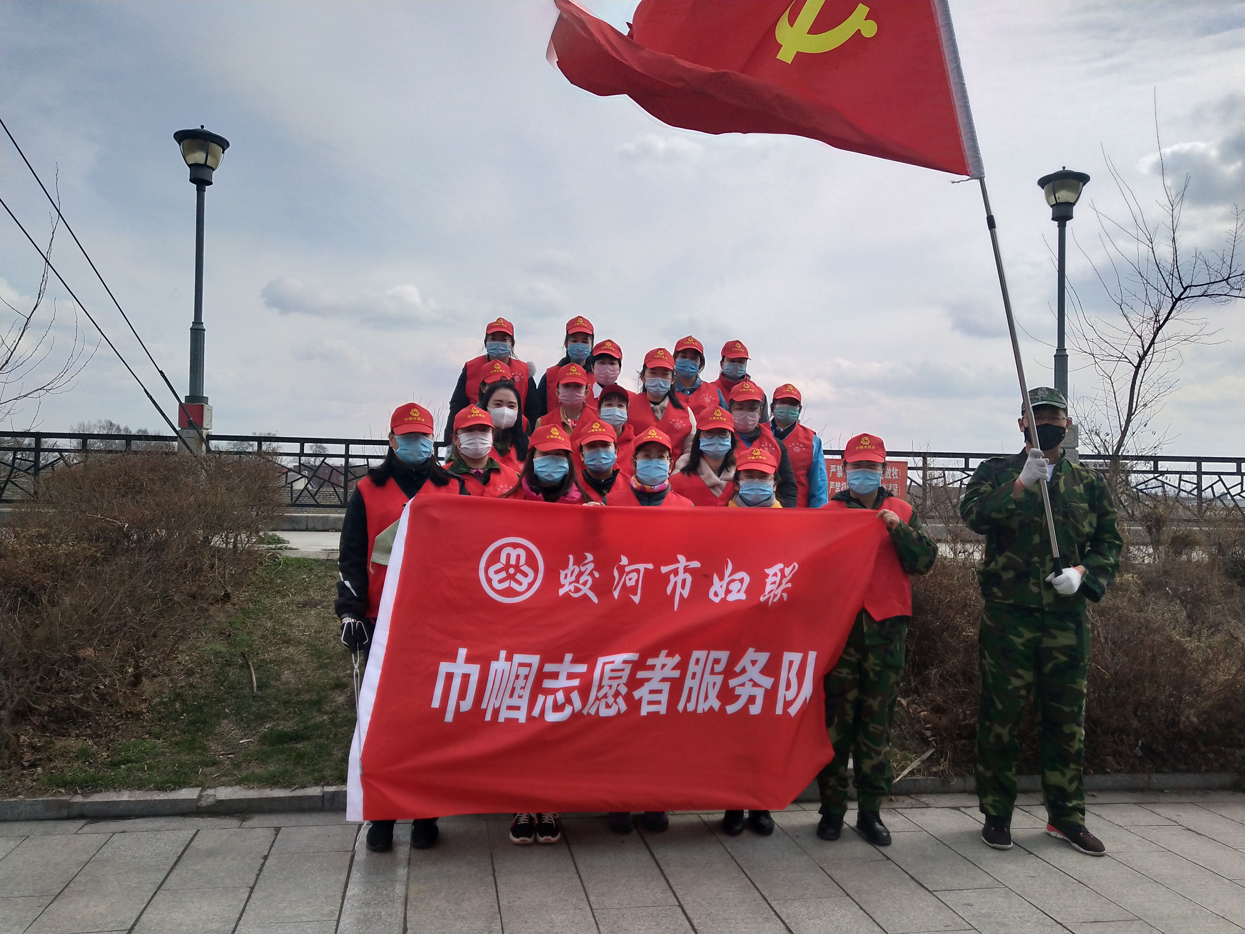 蛟河市妇联组织巾帼志愿者开展爱国卫生运动